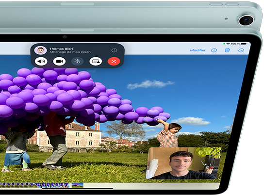 iPad Air avec caméra avant ultra grand-angle 12 Mpx montrant la fonctionnalité SharePlay dans FaceTime